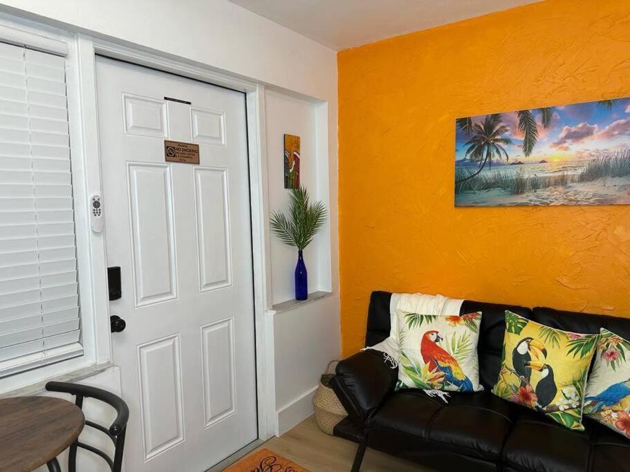 Sleeps 3, Casa Tropical In Miamiアパートメント エクステリア 写真